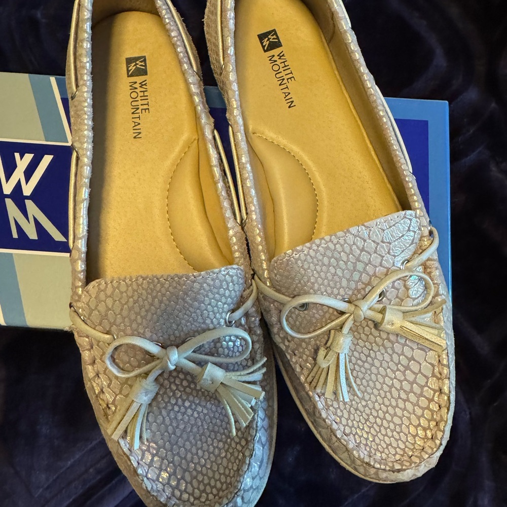 Like new White Mountain women pearl finish shoes